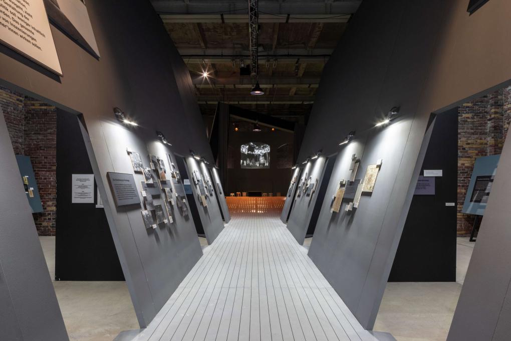 Blick in die Ausstellung "Hitler.Macht.Oper"