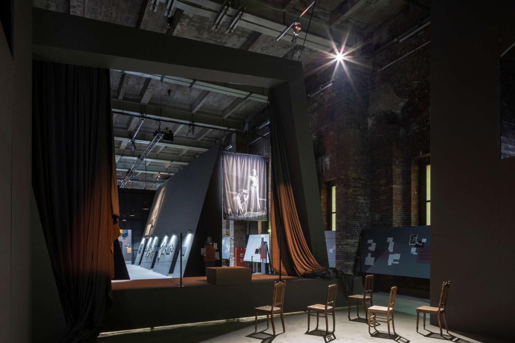 Blick in die Ausstellung "Hitler.Macht.Oper"