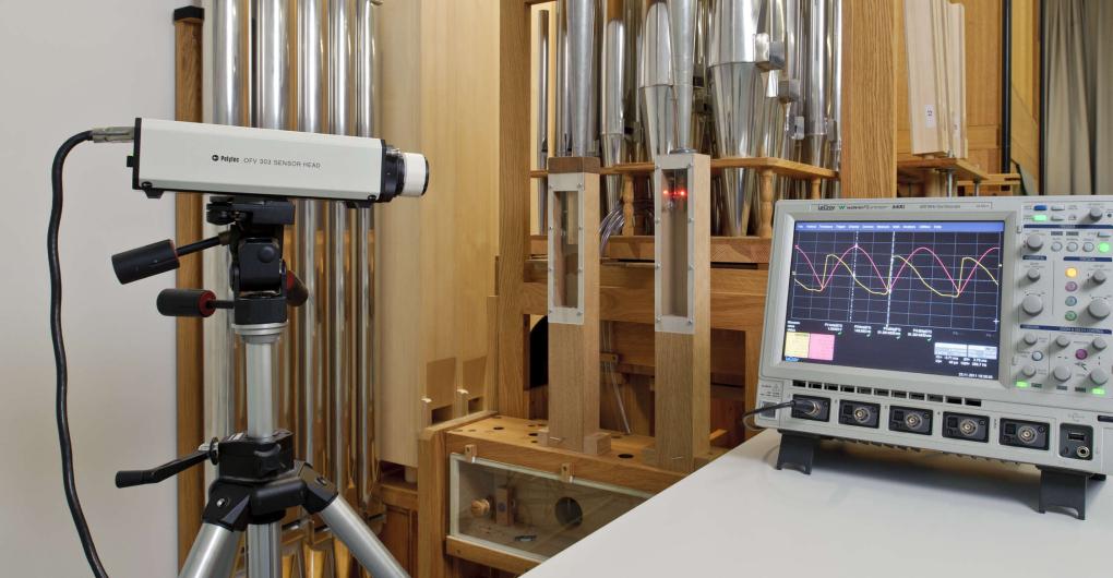 Forschungsorgel am Fraunhofer-Institut für Bauphysik in Stuttgart. Ein Lesegerät misst Werte.
