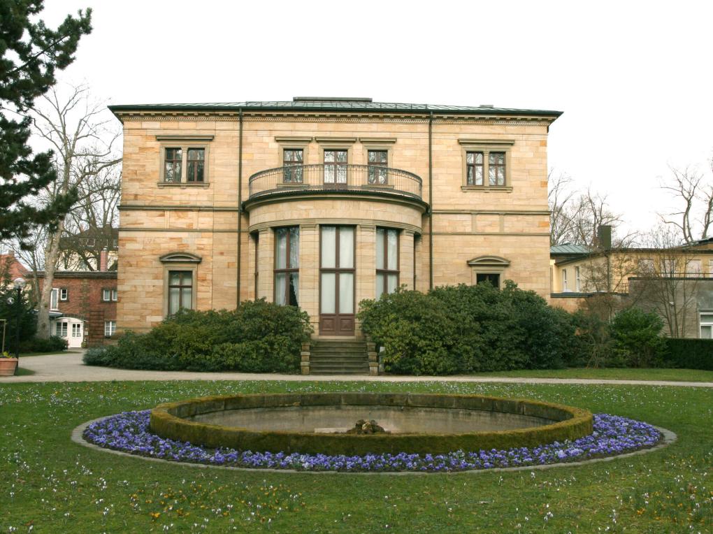 Außenansicht einer Villa mit Garten