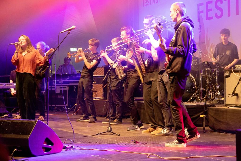 Die Siegerband Highheel Sneakers aus Schwerin auf der Bühne beim SchoolJam 2019.