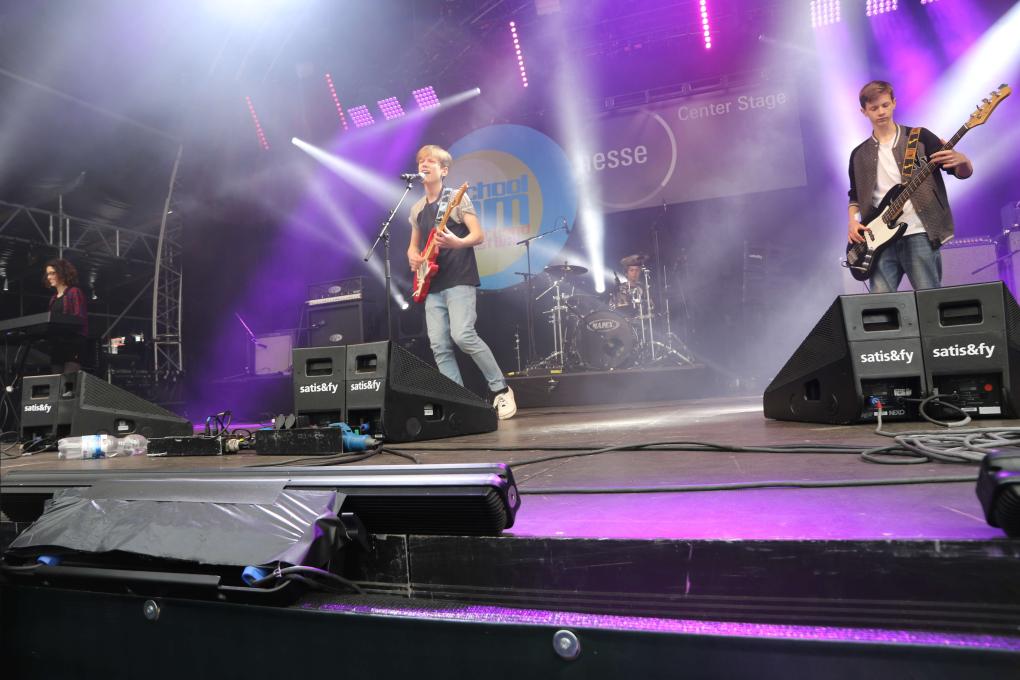 Die Gewinner-Band Mikroschrei aus Köln auf der Bühne beim SchoolJam 2017, die bisher jüngste Siegerband.
