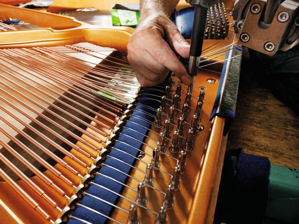 Aufziehen der Saiten eines Flügels