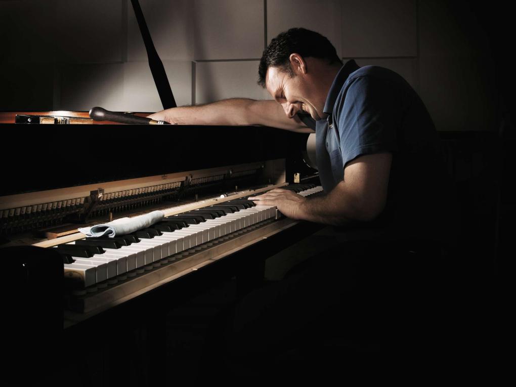 Klavierstimmer beim Stimmen eines Flügels