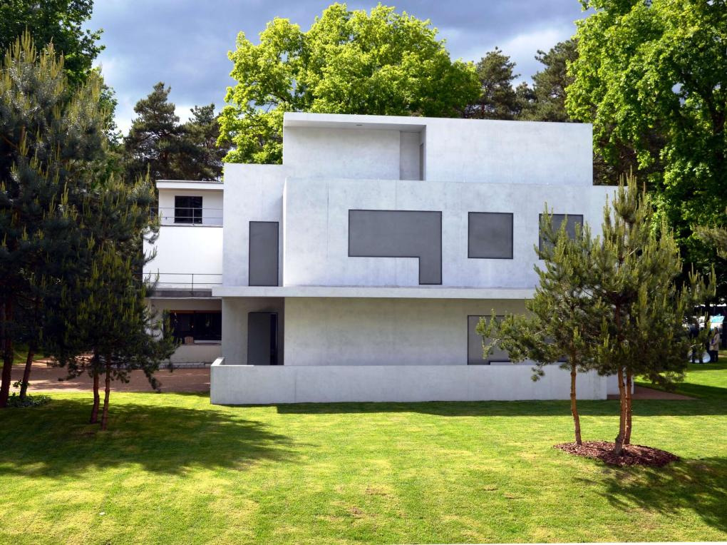 Außenansicht eines hellen, modernen Gebäudes