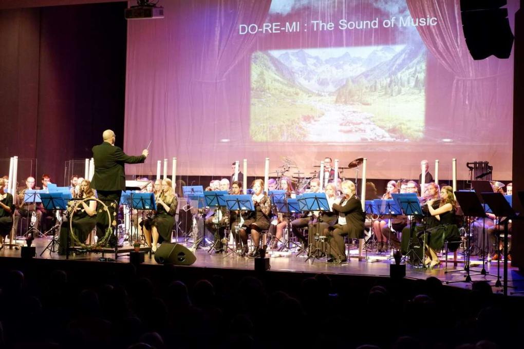 Blasorchester spielt auf einer Bühne