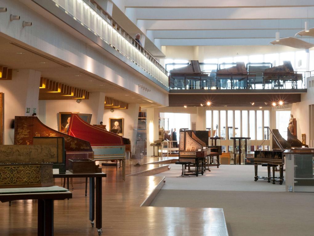 Ein Ausstellungsraum mit zahlreichen historischen Tasteninstrumenten