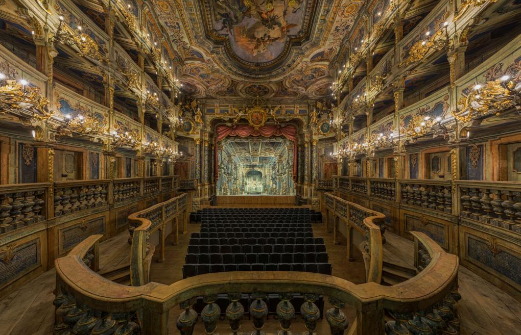 Blick von der Fürstenloge auf die Bühne