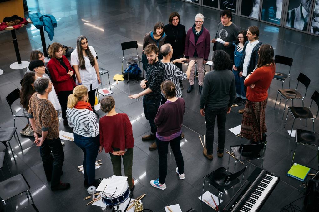 Community Music am Konzerthaus Dortmund: Probe mit Teilnehmer*innen verschiedenen Alters und Geschlechts.