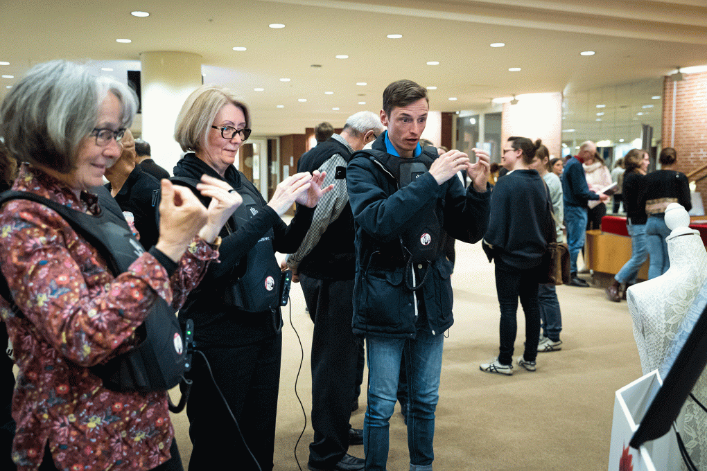 Erproben von Vibrationswesten für Hörgeschädigte im Foyer der Kölner Philharmonie