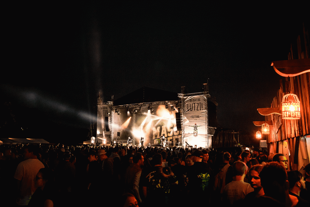 Abendliches Konzert auf dem Festival Ab geht die Lutzi