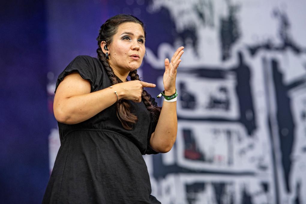 Bild: Gebärdensprachdolmetscherin Jana Blume auf dem Wacken Open Air 2019