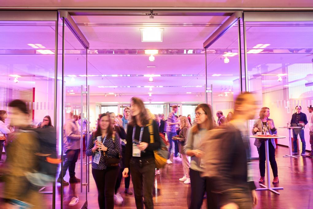 Menschen im Foyer während einer Pause