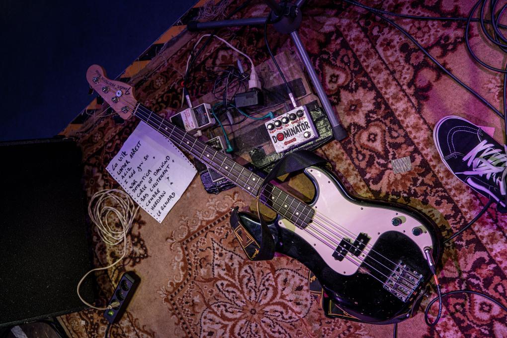Electric guitar lying on the floor at a concert in Cafe Trauma in Marburg