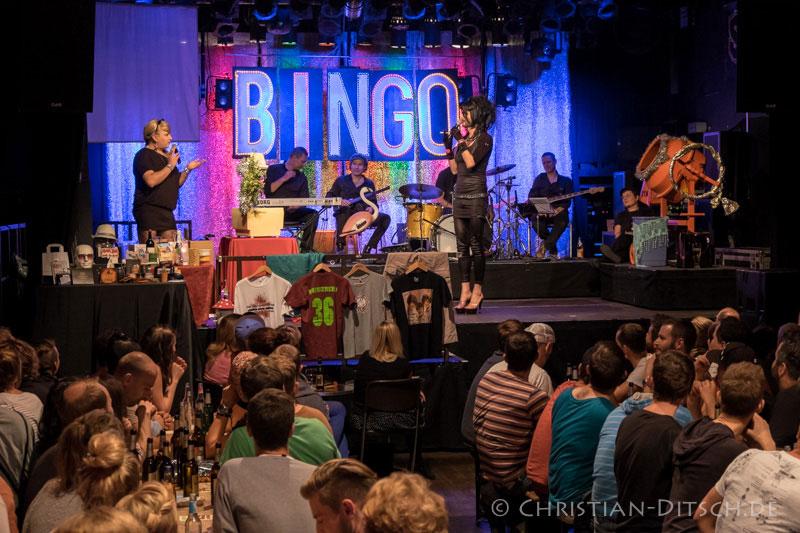 Sicht vom Zuschauerraum auf die Bühne beim Kiezbingo im SO36 in Berlin-Kreuzberg