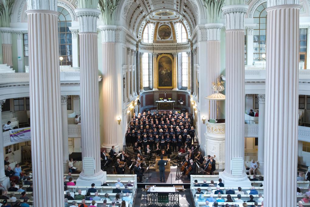 Blick von oben ins Mittelschiff der Nikolaikirche bei einem Konzert des Bachfestes Leipzig 2024