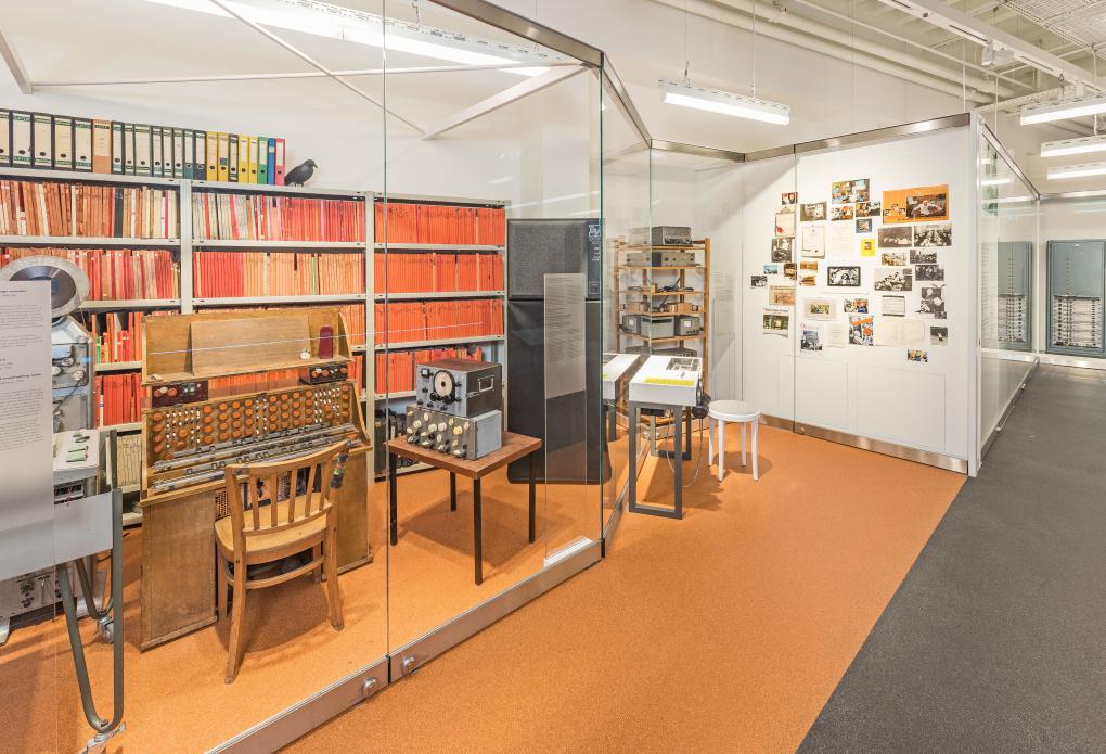 Blick auf Ausstellungsbereich mit Tonbandsammlung