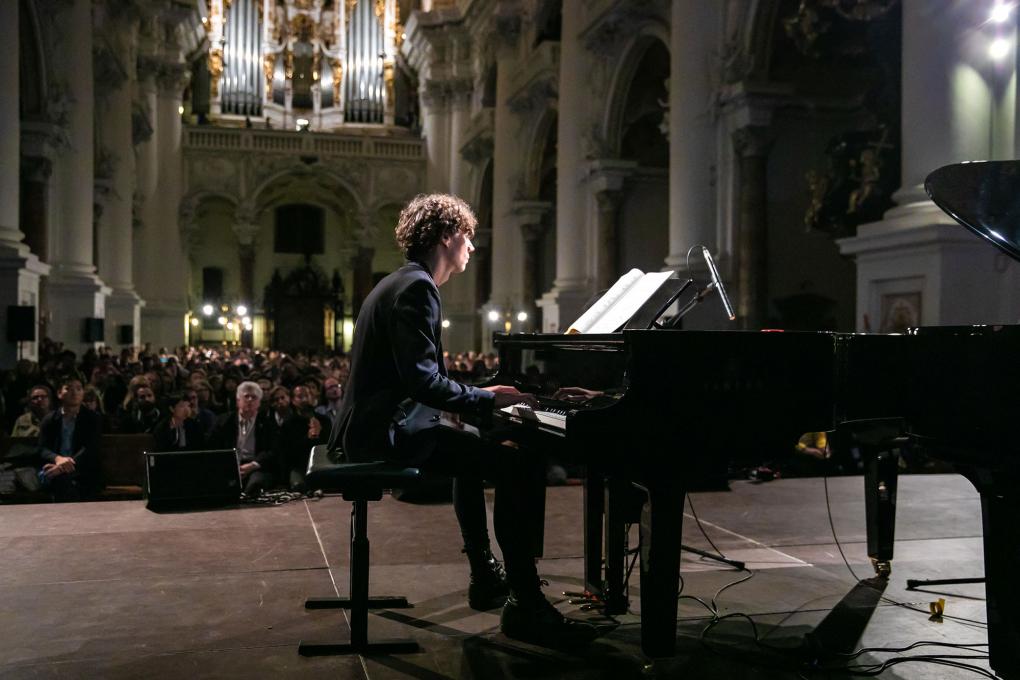 Pianist beim KI-Projekt Dear Glenn auf der Ars Electronica 2019
