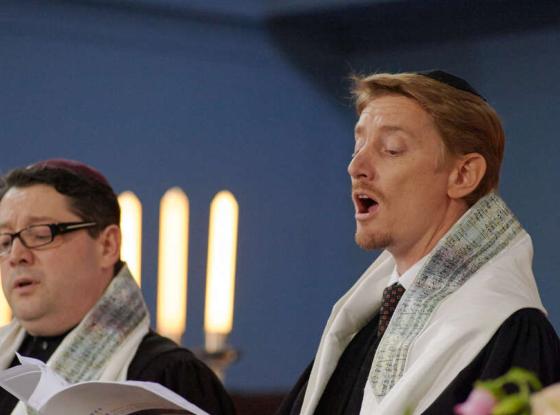 Zwei der ersten ABsolventen des Kantorenseminars während eines jüdischen Gottesdientes.