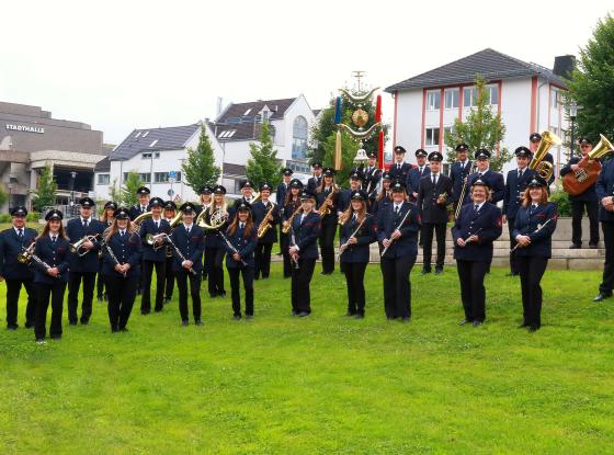 Aufstellung eines Feuerwehrorchesters im Freien