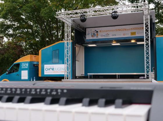 Lastwagen mit Bühne als Anhänger