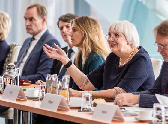 Abbildung: Kulturstaatsministerin Claudia Roth beim Spitzentreffen