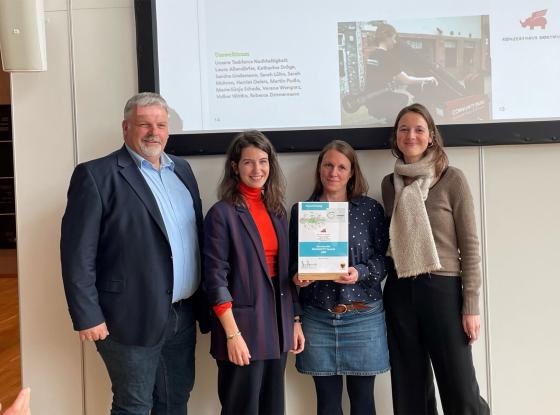 Abbildung: Foto von der Auszeichnung