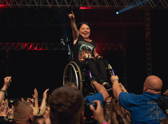 Wheelchair Crowdsurfer auf dem Wacken Open Air 2018