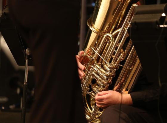 Abbildung: Tubaspiel im Orchester