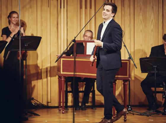 Felix Groteloh und weitere Musiker:innen auf der Bühne