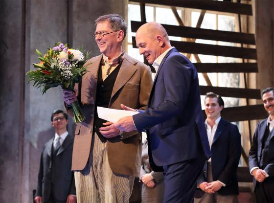 Abbildung: Urkundenüberreichung