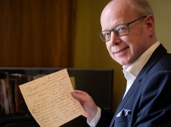Abbildung: Wolfgang Sandberger mit Brief in der Hand
