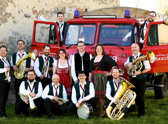 Abbildung: Ensemblemitglieder vor dem Feuerwehrauto