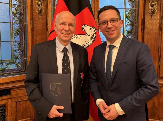 Abbildung: Übergabe des Verdienstkreuzes