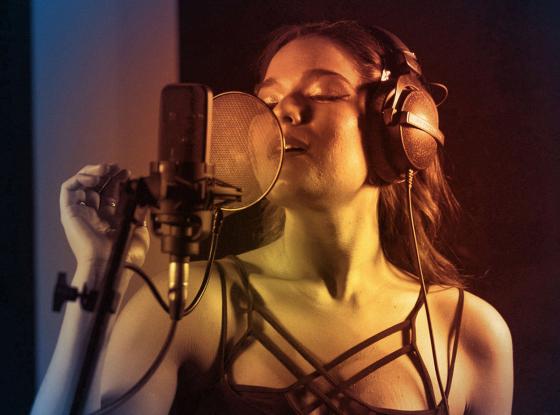 Abbildung: Sängerin am Mikrofon