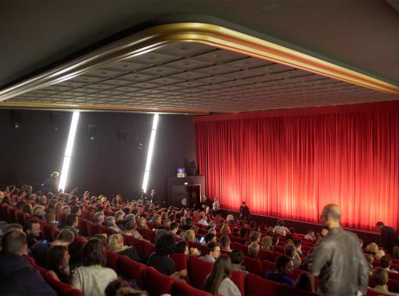 Abbildung: voller Saal