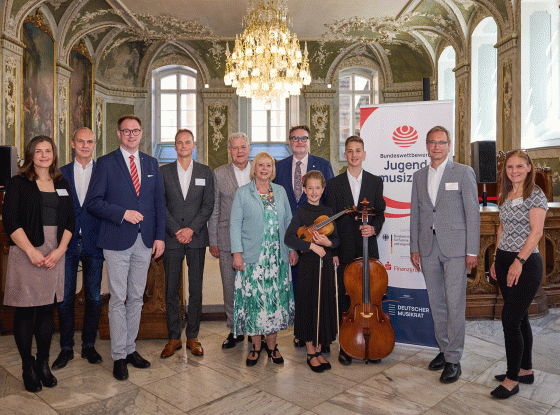 Eröffnung 61. Bundeswettbewerb Jugend musiziert in Lübeck : Ulrike Lehmann (Projektleitung Jugend musiziert), Prof. Dr. Bernd Redmann (Musikhochschule Lübeck), Jan Lindenau (Bürgermeister Hansestadt Lübeck), Stephan Sturm (NDR), Prof, Ulrich Rademacher (Beiratsvorsitzender und Jury-Gesamtvorsitzender Jugend musiziert), Prof. Dr. Ulrike Liedtke (Vize-Präsidentin Deutscher Musikrat), Stefan Piendl (Geschäftsführer Deutscher Musikrat), Aurelia Panasevich, Tadeo Panasevich, Staatssekretär Guido Wendt, Sabine Si