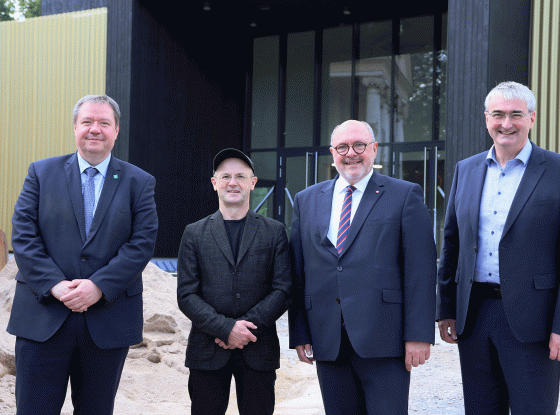 Dr. Steffen Kania, Bürgermeister der Stadt Saalfeld/Saale, Steffen Mensching, Intendant des Theaters Rudolstadt, Jörg Reichl, Bürgermeister der Stadt Rudolstadt und Marko Wolfram, Landrat des Landkreises Saalfeld-Rudolstadt vor dem im Bau befindlichen Theater in Rudolstadt