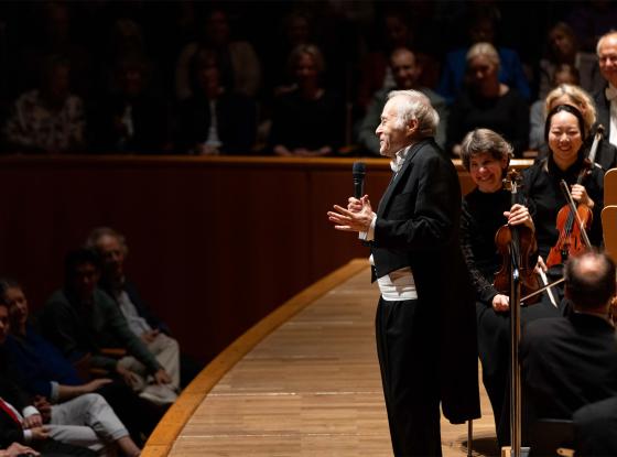 Abbildung: Adam Fischer spricht vor Publikum