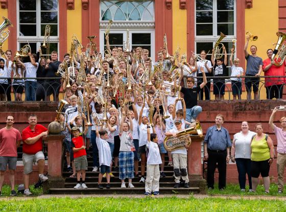 Abbildung: Pressefoto mit Jungbläserinnen und -bläsern