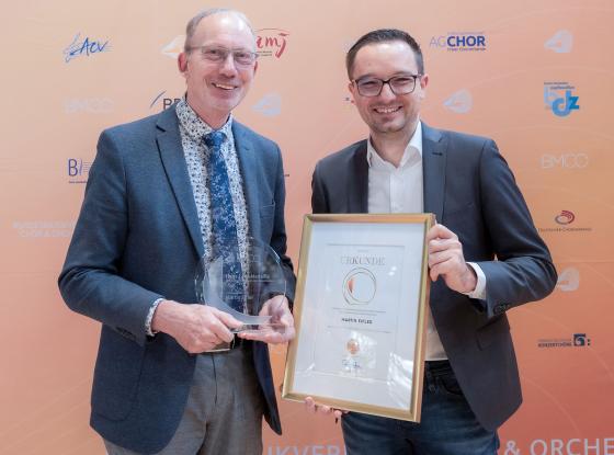 Martin Eifler (links) und BMCO-Präsident sowie Laudator Benjamin Strasser MdB (rechts) bei der Verleihung der Hans-Lenz-Medaille 2024