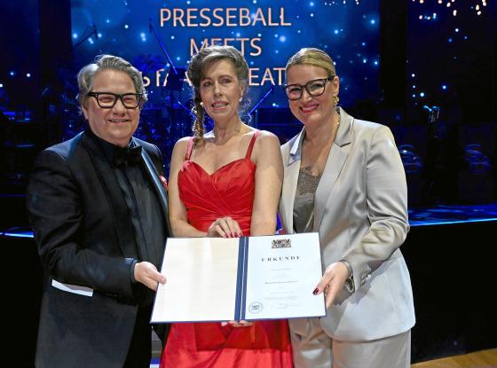 André Bücker, Staatsintendant und Stiftungsvorstand des Staatstheaters Augsburg, die Sopranistin Sally du Randt und die Augsburger Oberbürgermeisterin Eva Weber bei der Preisverleihung auf dem 50. Augsburger Presseball
