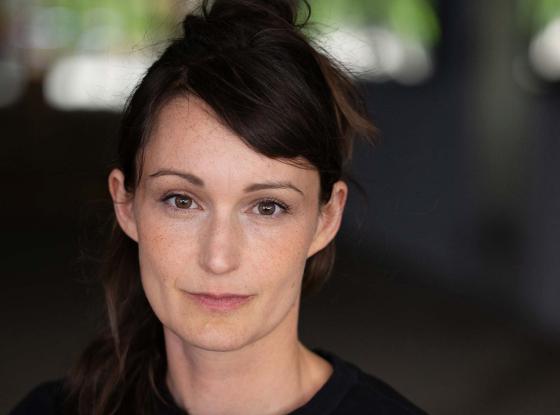 Porträt einer jungen Frau in schlichter schwarzer Kleidung