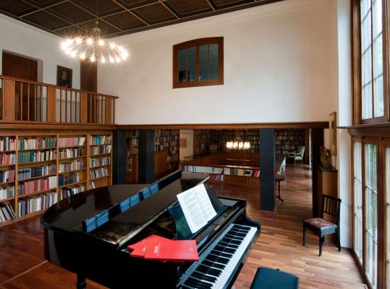 Bibliothek im Verlagshaus des Bärenreiter-Verlags