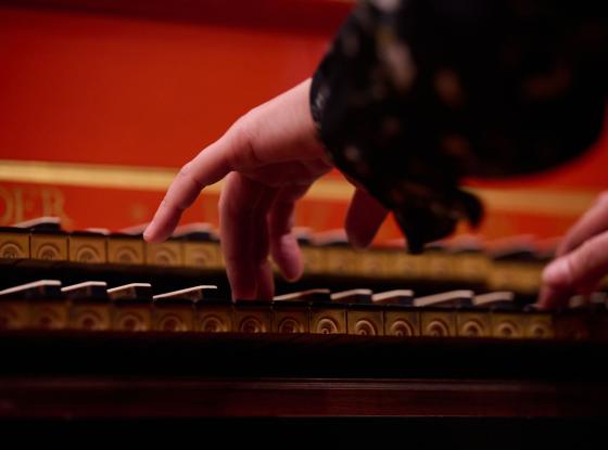 Nahaufnahme von Händen, die Cembalo spielen; Fachgruppe Alte Musik an der Folkwang Universität der Künste