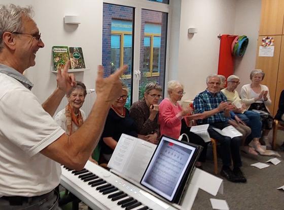 Singstunde mit Menschen mit Demenz und deren Angehörigen beim Projekt "Singen im Innenhof"