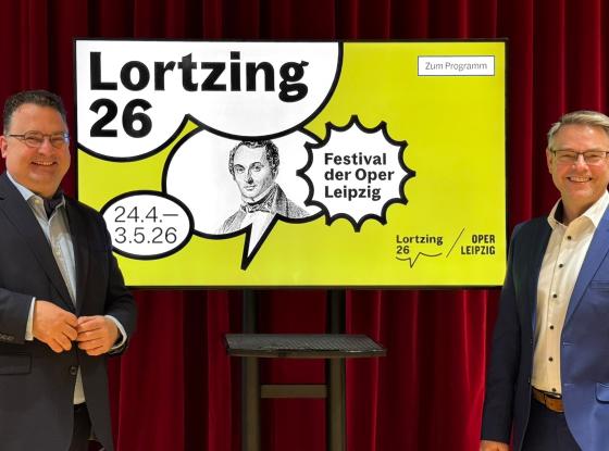 Abbildung: Pressefoto mit Präsentation des Festival-Logos