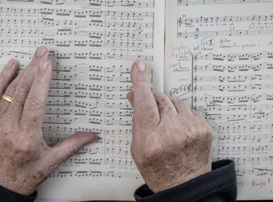 Hände von Sir Simon Rattle auf Noten