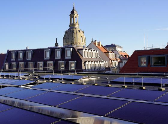 Solaranlage auf dem Dach des Kulturpalasts Dresden