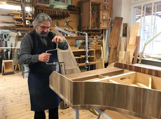 Instrumentenbauer beim Nachbau eines Cembalos im Greifenberger Institut für Musikinstrumentenkunde